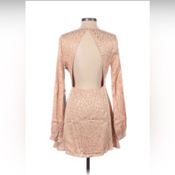 NWT Privacy Please Revolve satin print peach pink nude open back dress Medium - Picture 3 of 12